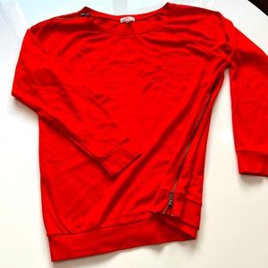 Leith sweatshirt with zipper detail on shoulder and side.